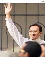 Anwar Ibrahim waves to supporters before the verdict