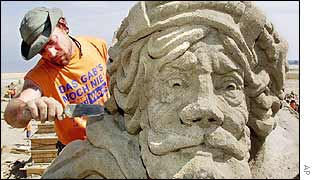 US artist Daniel Clover carves a sand figure of German pirate Klaus Stoertebecker 