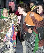 Romanian refugees arrive in Britain