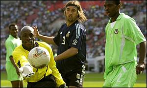Ike Shorunmu saves from Gabriel Batistuta