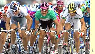 Erik Zabel leads the peloton to the finish