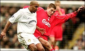 Olivier Dacourt and Steven Gerrard of Liverpool battle for possession