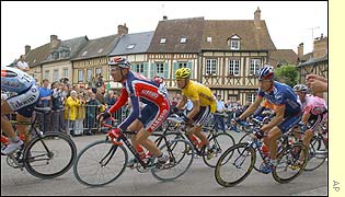 The peloton passes through the town of Lyons-la-Foret 