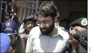  Pakistani police surrounding Omar Sheikh during the trial