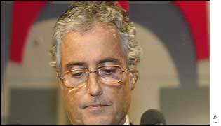 Deutsche Telekom boss Ron Sommer reads resignation statement