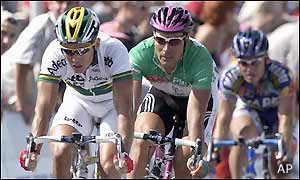 Australia's Robbie McEwan takes over the green jersey with 210 points with Erik Zabel second on 209