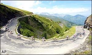 The peloton ride down the Aubisque pass
