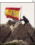 Spanish soldiers put up their flag on Perejil after expelling Moroccan soldiers