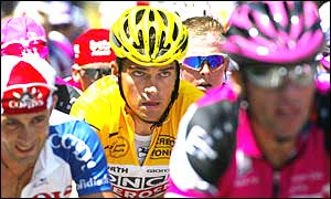 Igor Gonzalez de Galdeano loses the yellow jersey