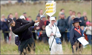Tiger Woods begins his second round with a par on the first