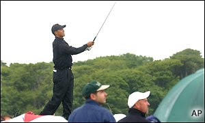 After a birdie at the fifth Tiger Woods goes onto to par the sixth