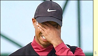 Woods reacts to a missed putt