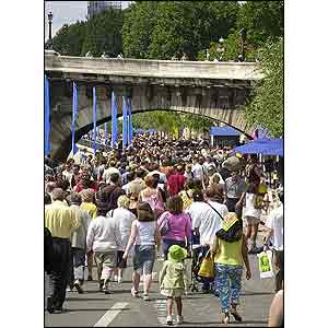 People stroll by the Seine 