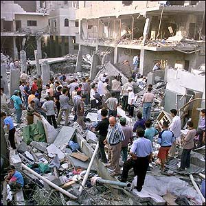 Palestinians gather at the site of several destroyed apartment buildings (Photo: AP)