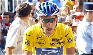Lance Armstrong approaches the start line 
