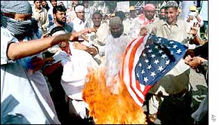 Demonstrators burn the US flag in Pakistan