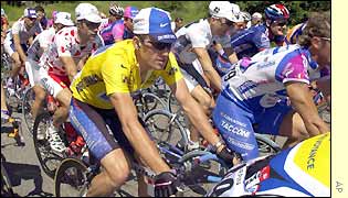 Lance Armstrong keeps up a comfortable pace to retain in the lead position midway through the stage