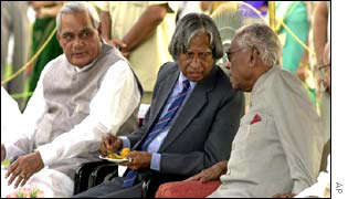 Dr APJ Abdul Kalam (centre) at farewell ceremony for outgoing President KR Narayanan (right)