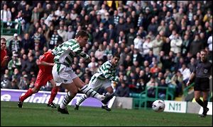 Alan Thompson scores