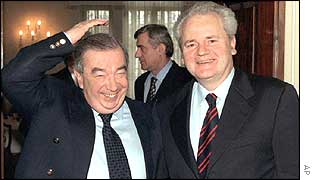 Former Russian Prime Minister Yevgeny Primakov (L) and Slobodan Milosevic