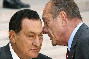  Hosni Mubarak (l) and Jacques Chirac 