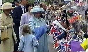 Crowds in Castle Street greeting the Queen