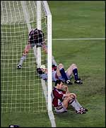 Bayern Munich players slumped in misery after their defeat in the 1999 Champions League final 