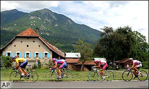 Amstrong looks set for a fourth straight Tour de France title