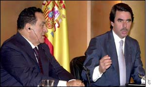 Egyptian President Hosni Mubarak(l) and Spanish Prime Minister Jose Maria Aznar(r)