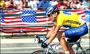 Lance Armstrong powers past his fans 