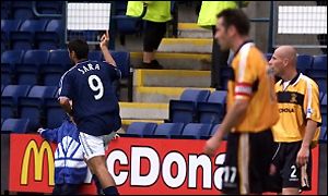 Juan Sara celebrates against Livingston