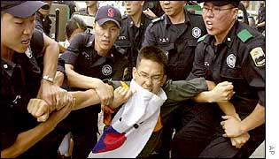 Police detain a student who tried to attack the US embassy in Seoul