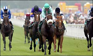 Kieren Fallon leads Elusive City home to victory