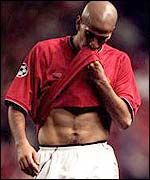 Juan Sebastian Veron leaves the pitch after being susbstituted at Old Trafford