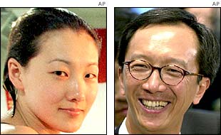 Chinese diving champion Fu Mingxia (l) and Hong Kong Financial Secretary Antony Leung