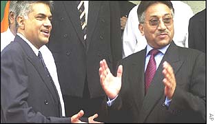 Pakistani President General Pervez Musharraf (r) and Sri Lankan Prime Minister Ranil Wickramesinghe 