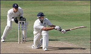 Andrew Symonds pulls a delivery from Ian Blackwell