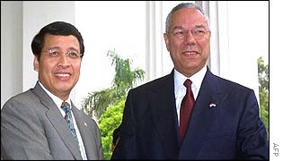 Indonesian Foreign Minister Hassan Wirayuda (l) and US Secretary of State Colin Powell 
