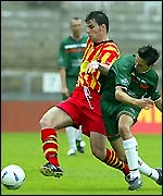 Thistle's Scott McLean (left) beats United's Craig Easton to the ball