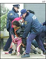 Police detain youths who were attempting to loot a supermarket 