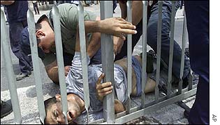 Israeli police examine wounded suspect