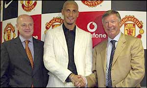 Man Utd chief executive Peter Kenyon with �30m signing Rio Ferdinand