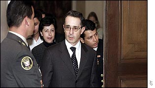 Alvaro Uribe (centre) at the presidential palace