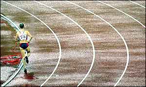 Paula Radcliffe finishes in 30mins 01.09secs in a new European record