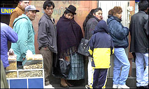 Bolivian savers queue outside a bank