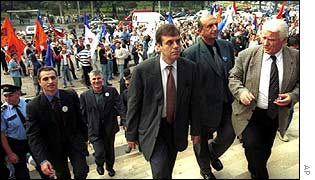 Vojislav Kostunica (C) with Zoran Djindjic (L)