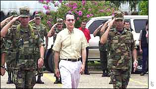 Alvaro Uribe with officers in Valledupar