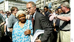 US lawyer Ed Fagan, centre, acting for victims of the apartheid government, and his client Dorothy Molefi, mother of Soweto uprising victim in 1976 Hector Peterson.
