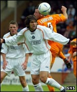 Scott Paterson is outjumped by Dirk Lehmann