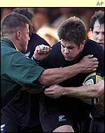 Richie McCaw tries to escape Bob Skinstad's attentions 